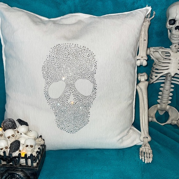 LAST 1 NWT 20x20 Crystal/Rhinestone Bling Skull Velvet Pillow Skeleton Halloween - Picture 2 of 9
